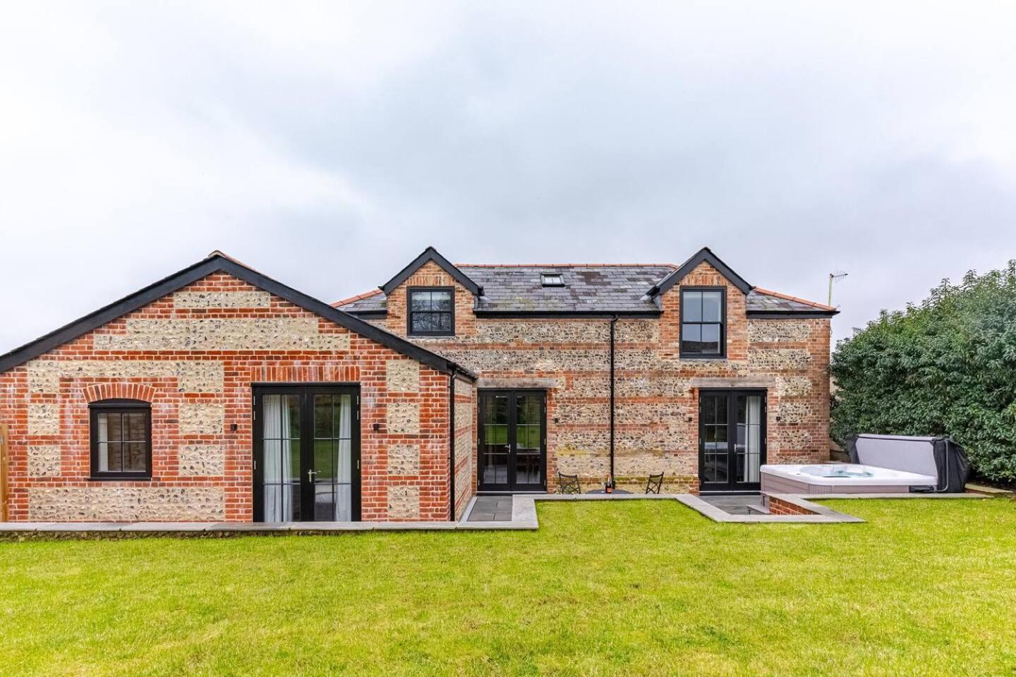 The Old Coach House - Hot Tub - Dorset Villa Pimperne Exterior photo